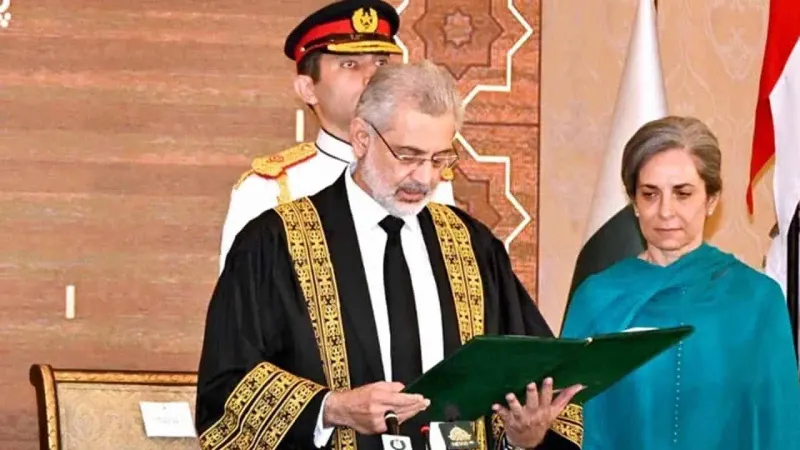 CJP Qazi Faez Isa asks judicial staff to serve people seeking justice