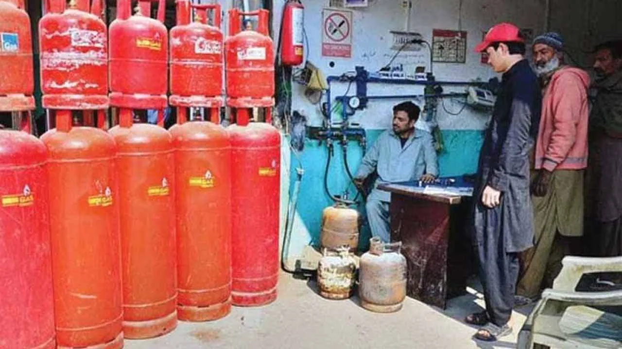 LPG price rises to Rs240 per kg, Pakistan Railways hikes passenger fares by 5pc