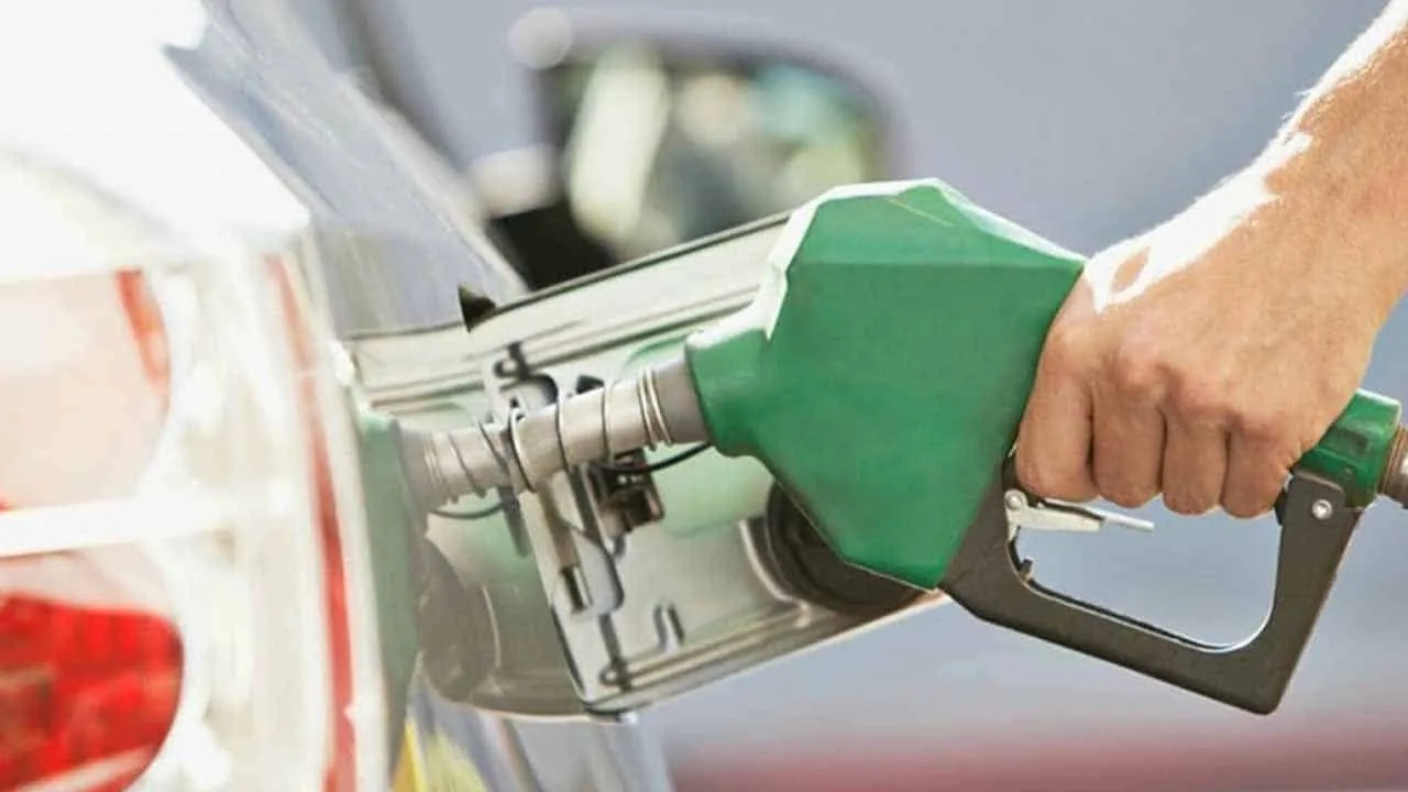 Pakistan May Shift to Weekly Petrol Price Changes