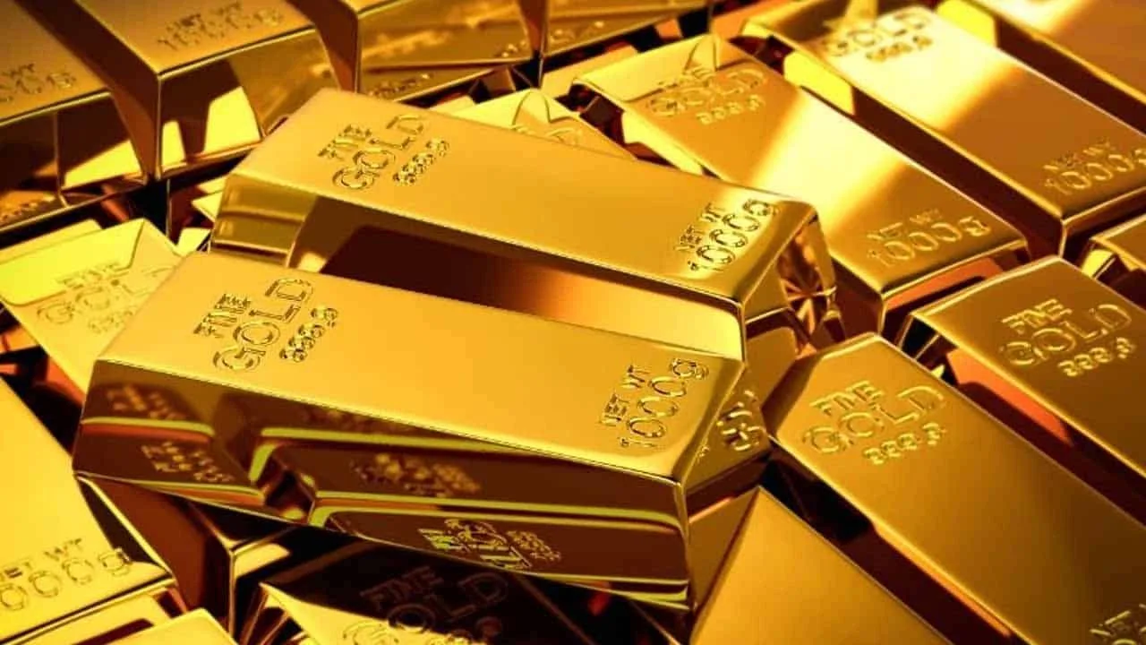 1 tola gold rate in Pakistan today, 29 January 2024, stands at Rs. 220,600 per tola for 24-karat gold, and Rs. 189,129 for 10 grams, as per the latest updates from the Karachi, Multan, and Lahore bullion markets. These fluctuations are closely tied to changes in the value of the US Dollar, highlighting the link between currency values and gold prices. The gold price is rising globally at $2031 per ounce. It is considerable that gold prices in Pakistan can have huge ups and downs a second time due to the global gold market.
