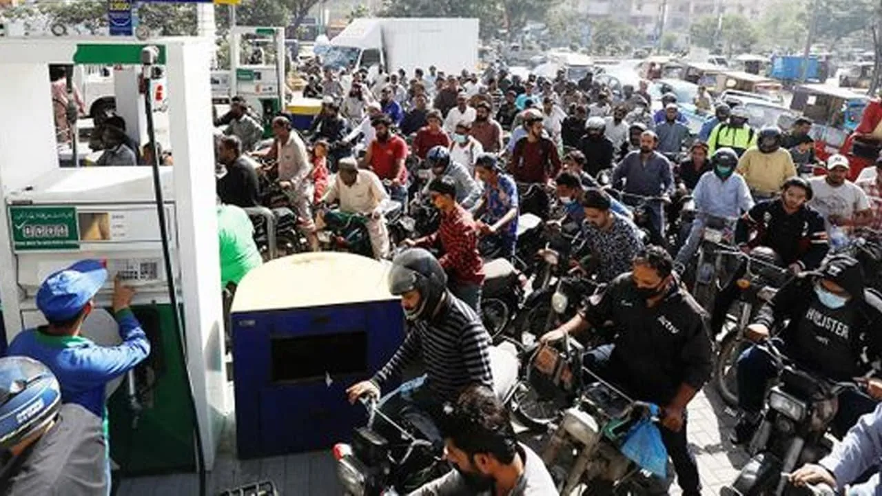 Pakistan Govt Decides to Keep Petrol Price Unchanged For Next 15 Days