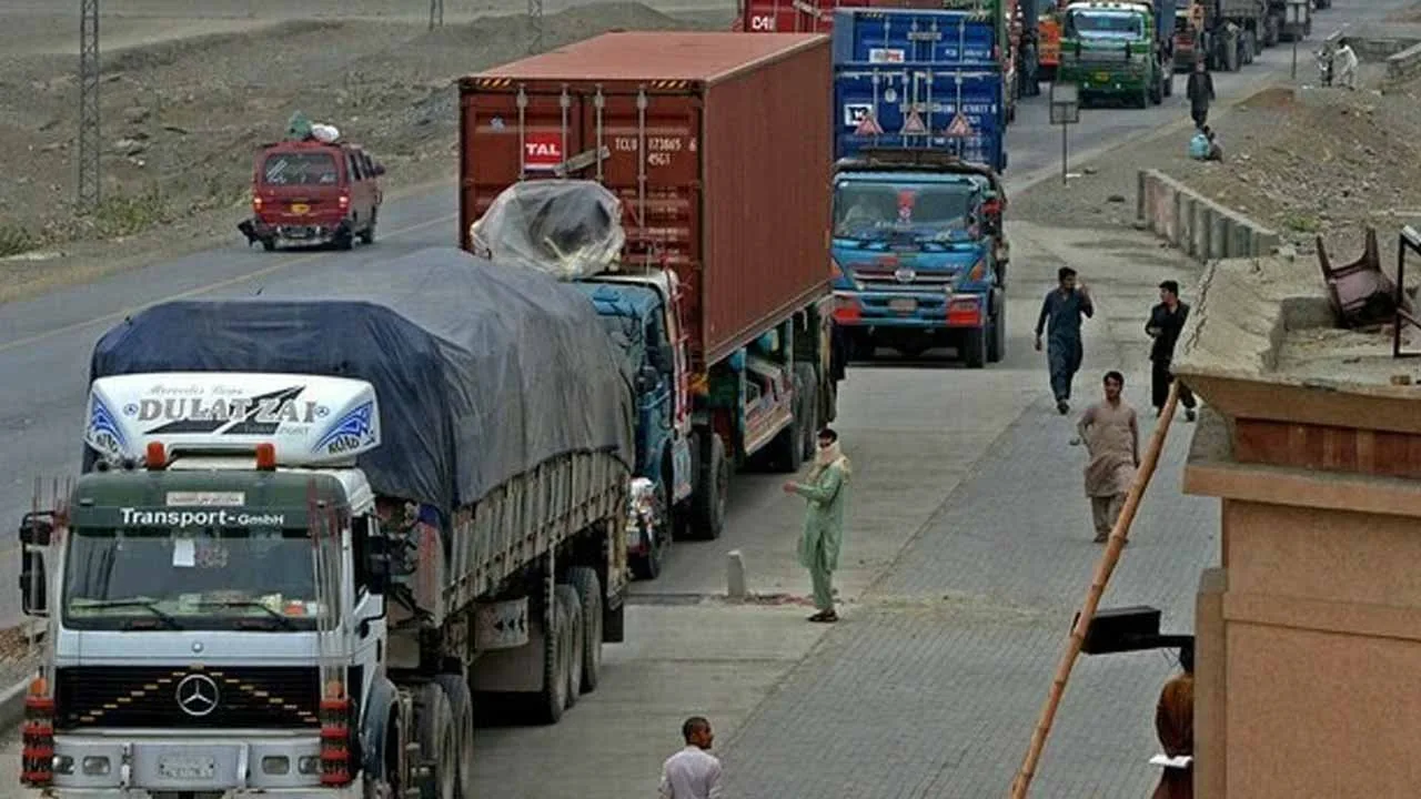 Afghan border trade resumes after Pakistan suspends new visa rule