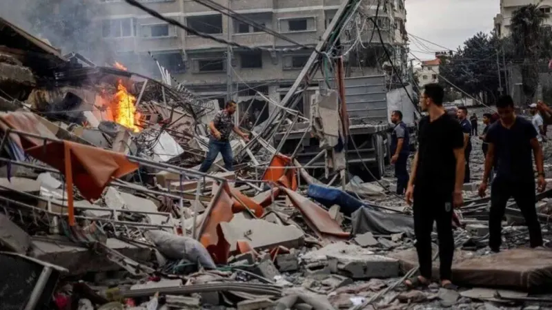 Ongoing Israeli Strikes Hit Gaza Hospitals and Displace Palestinian Civilians