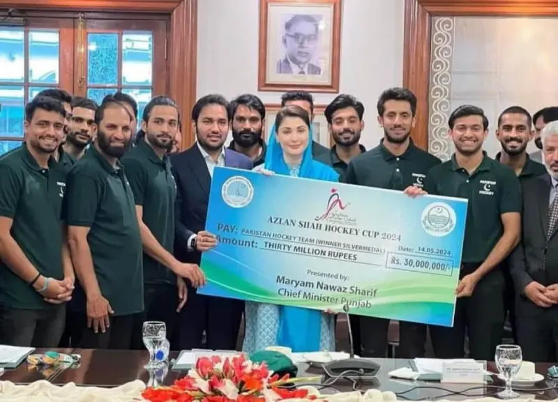 CM Punjab gives prize money to the National Hockey Team