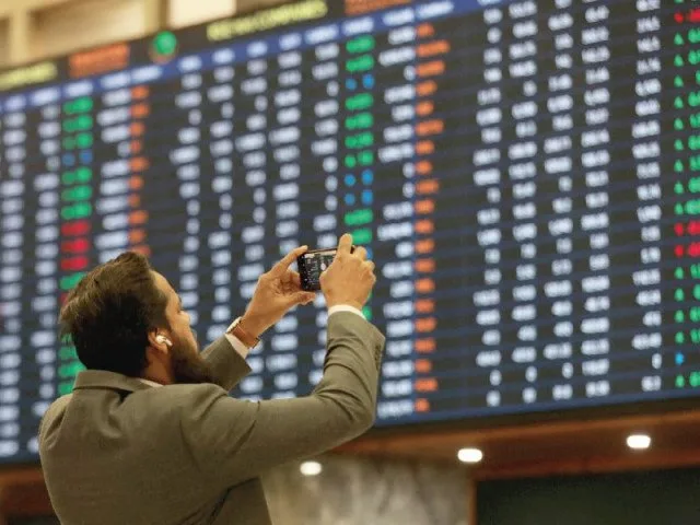Pakistan Stock Exchange Faces Continued Selling Pressure Amid Global Market Shifts