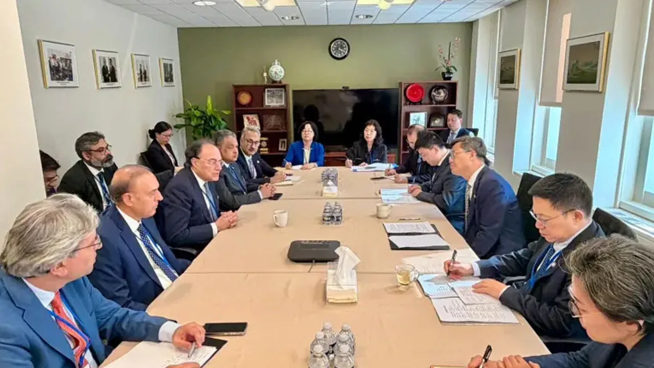 Aurangzeb lauds Beijing’s support for Pakistan’s IMF programme during meeting with Chinese counterpart