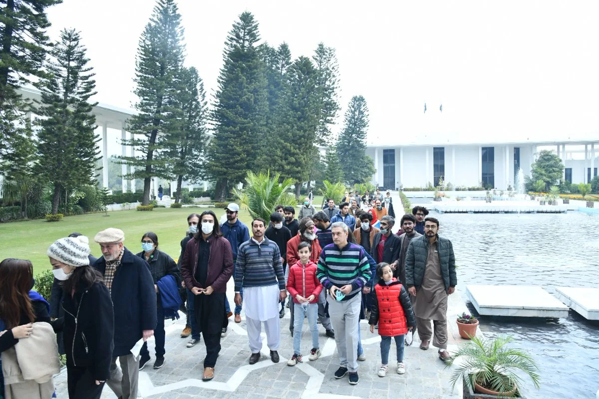 Citizens from all around the country visited different parts of the President House in Islamabad today .