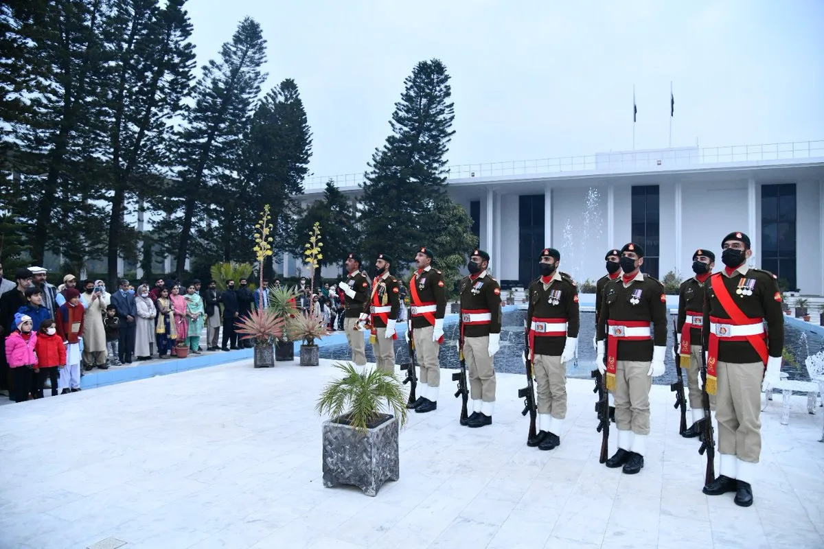 Citizens from all around the country visited different parts of the President House in Islamabad today .
