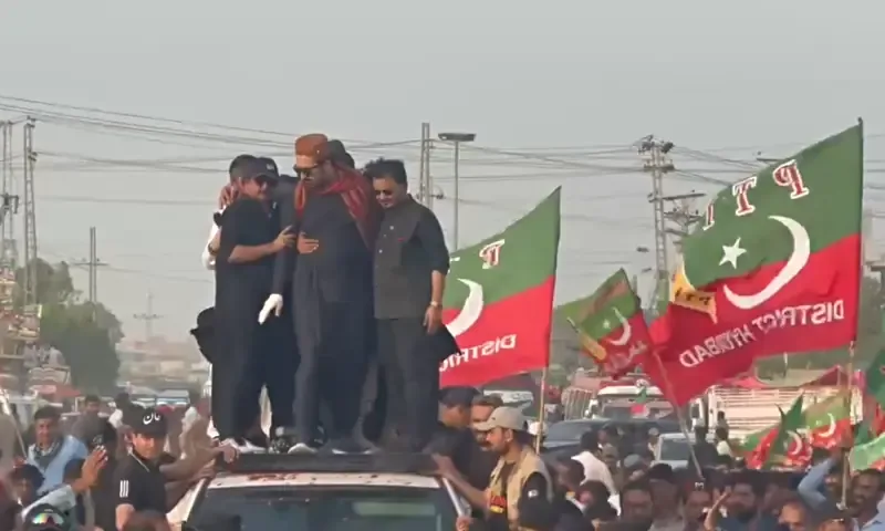 KP CM determined to hold Karachi rally as PTI convoy reaches Hyderabad