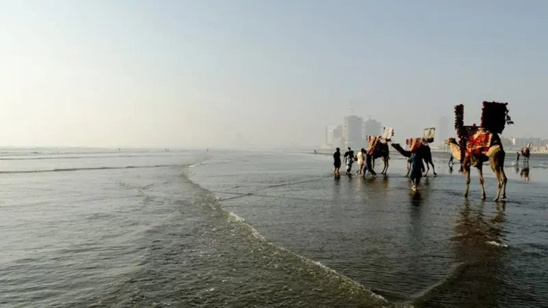 Karachi Beach Smell Explained: Natural, Temporary Cause