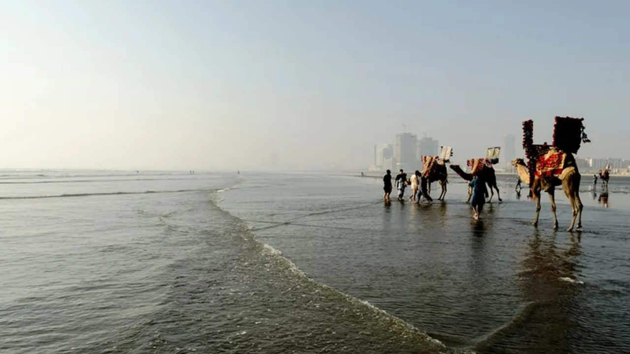 Karachi Beach Smell Explained: Natural, Temporary Cause