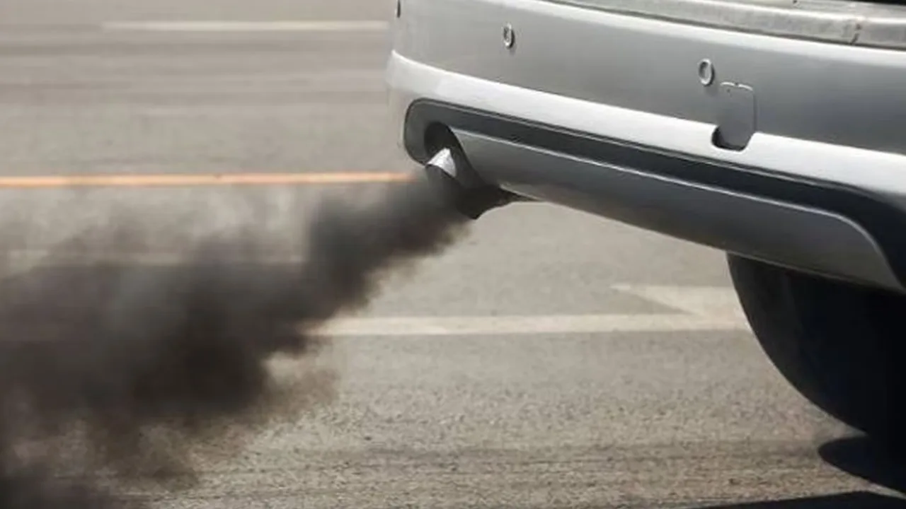 Lahore Traffic Police Seek Public Help to Report Smoke-Emitting Vehicles