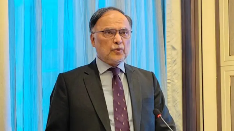 Ahsan Iqbal Calls for Full Modernization of Pakistan Railways' Main Line-1