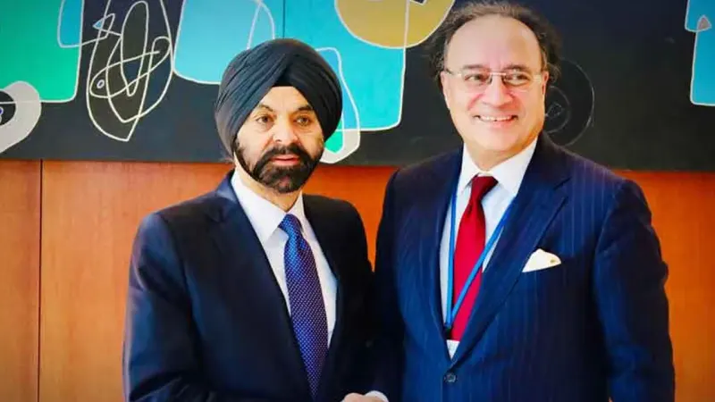 Aurangzeb Briefs World Bank, Fitch, Canada in Bangkok