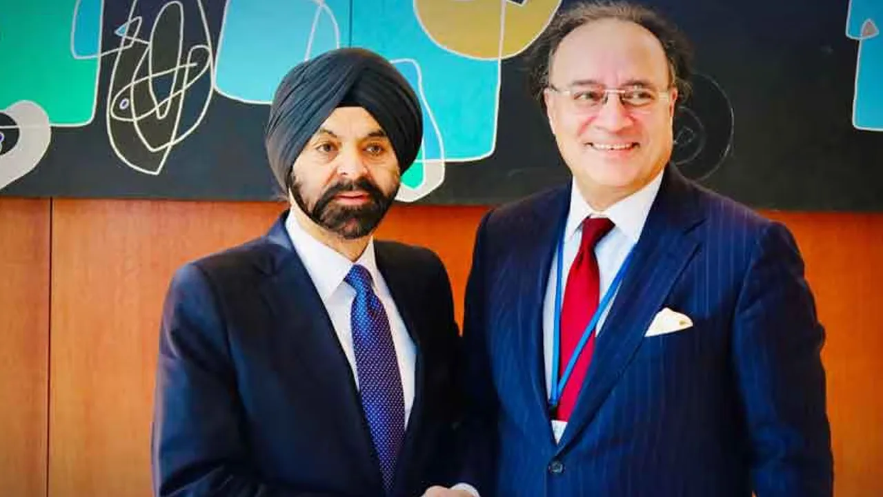 Aurangzeb Briefs World Bank, Fitch, Canada in Bangkok