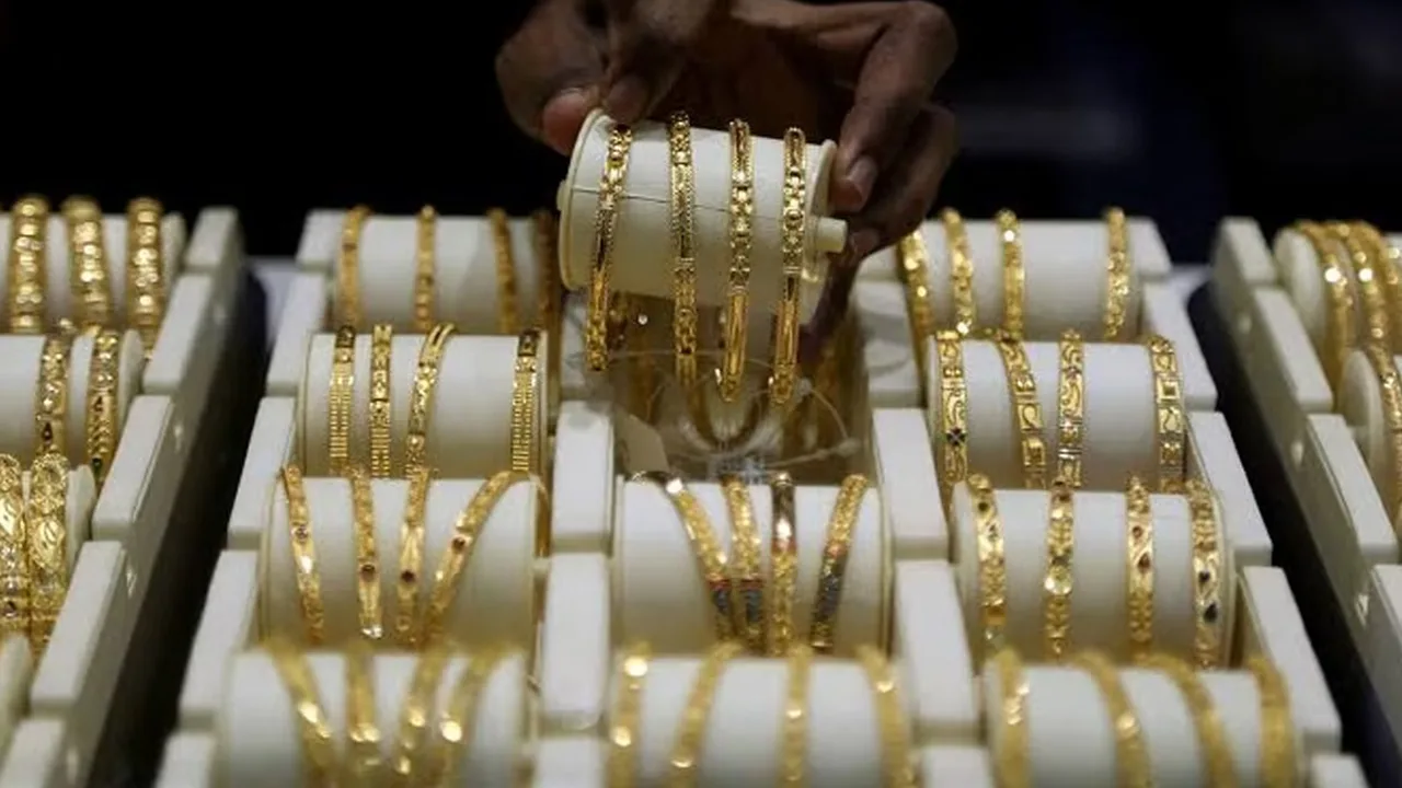 Gold Price Falls Rs4,300 to Rs436,336 — October 3, 2026