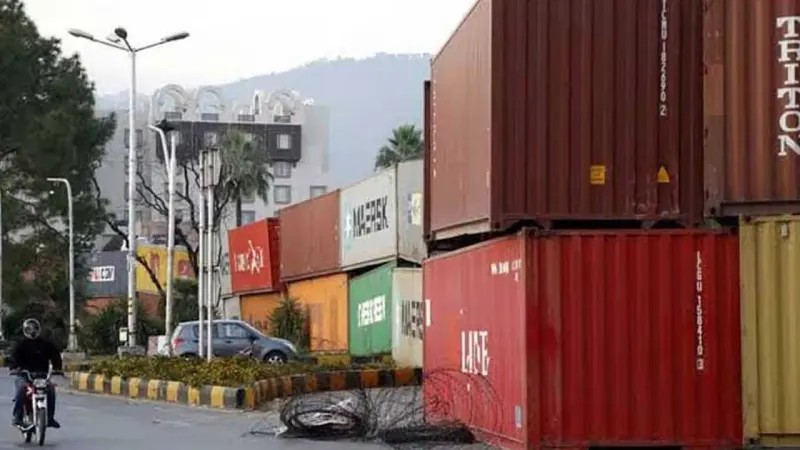 Islamabad Police Begin Removing Containers From Main Roads; IG Sets Evening Deadline