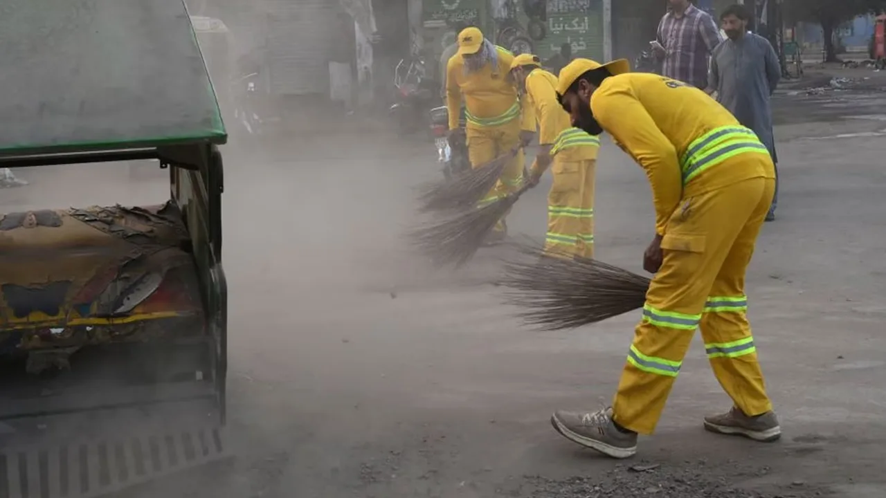 Punjab Makes Safety SOPs Mandatory for Sanitary Workers During Sewerage Cleaning, With CM Maryam Nawaz’s Approval