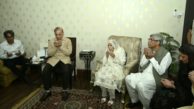 PM Condoles Rashid Bashir Virk on Father’s Demise