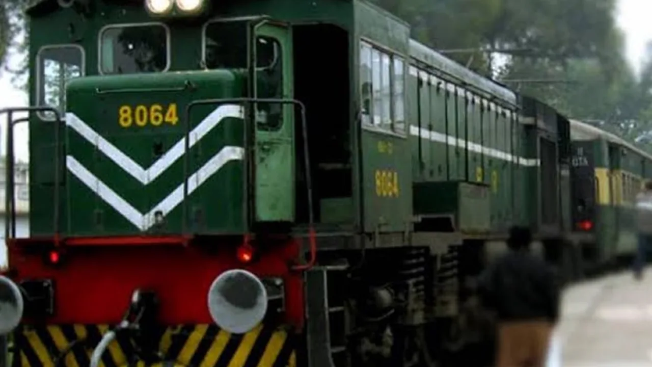 Pakistan Railways Issues New Order: Who Can Claim Travel Concessions on Private-Run Trains?