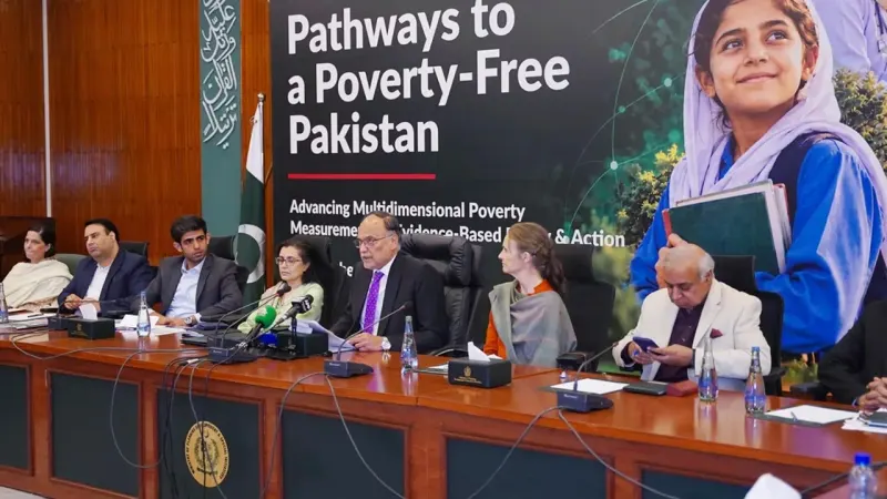 Pakistan’s Poverty Rate Rises to 28.9% as Ahsan Iqbal Warns of Setbacks