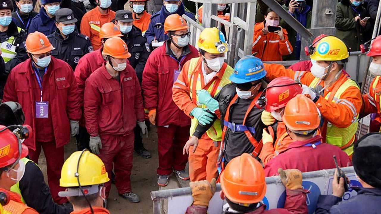 11 Gold Miners in China Rescued after 14 Days