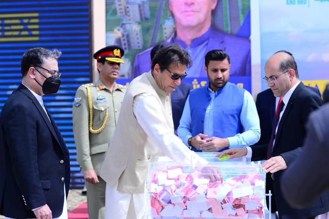 PM Imran inaugurates housing scheme for laborers