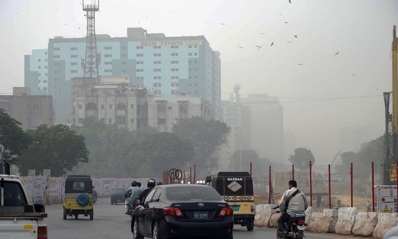 Heavy smog conditions are pictured in Karachi on November 14, 2018. - Rains reduced lingering air pollution across the region on November 14, but smog levels remained around 383 AQI in Karachi -- significantly higher than the recommended WHO safe levels. (Photo by RIZWAN TABASSUM / AFP)
