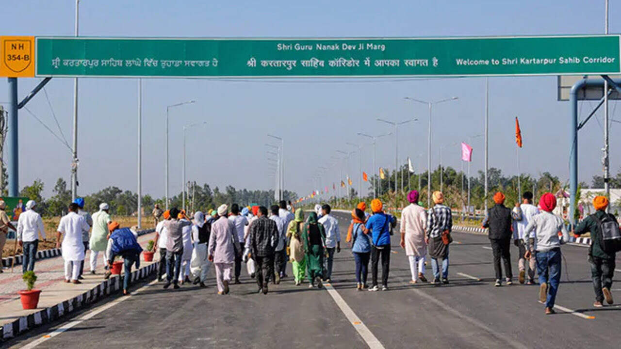 Indian sikhs welcomed by Pakistan at Kartarpur Corridor