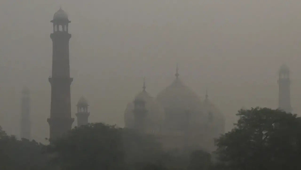 Lahore schools & offices to remain shut 3 days/week due to smog