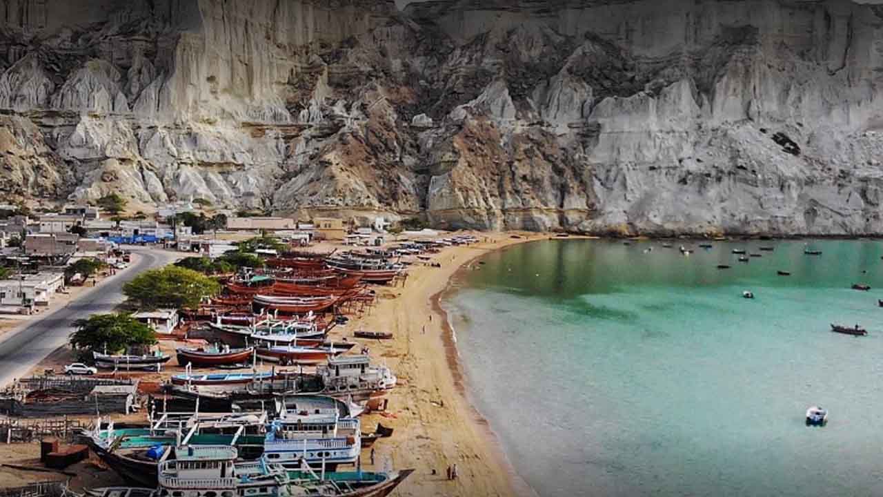 Pakistan, China vow to tap full potential of Gwadar port, free zone under CPEC