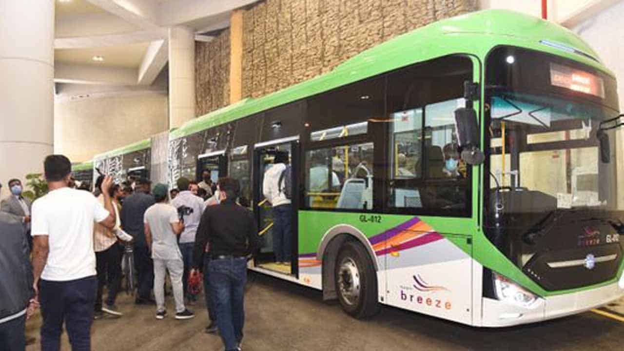 Karachiites travel on BRTS Green Line from today ‎