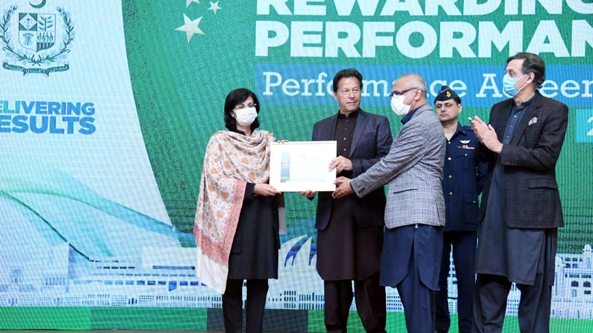 PM awards certificates to 10 best performing ministers
