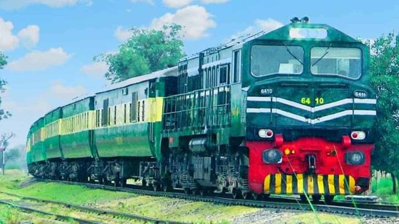 Azam Swati vows to make Pakistan Railways profitable entity