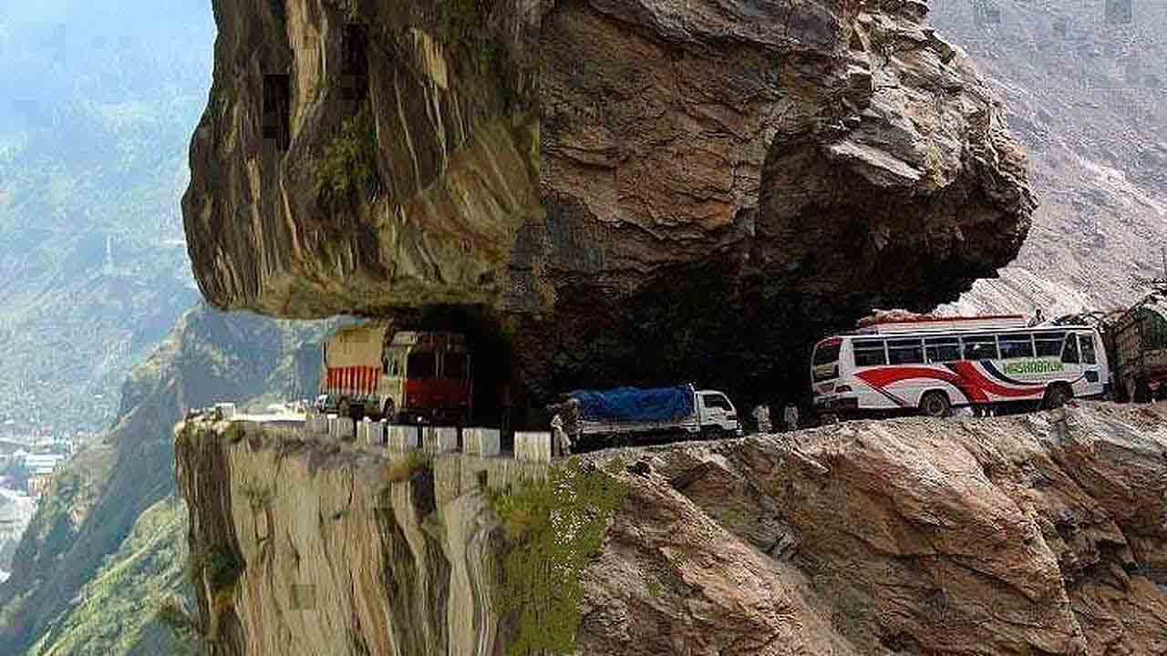 Gilgit Baltistan: Efforts underway to restore traffic b/w Jaglot, Skardu