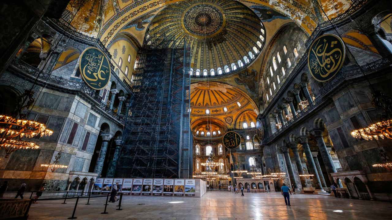 Turkey's Hagia Sophia Grand Mosque holds the 1st Tarawih prayer in 88 years