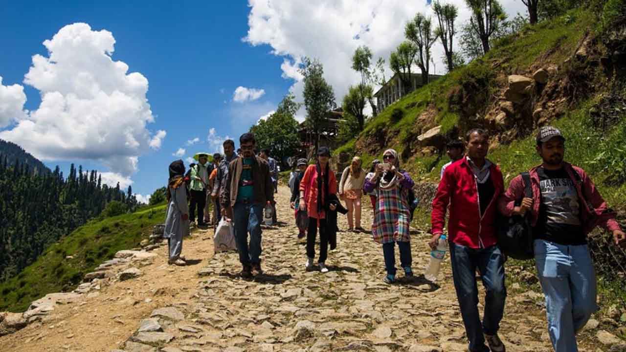 Tourist vehicles banned beyond Shogran for safety
