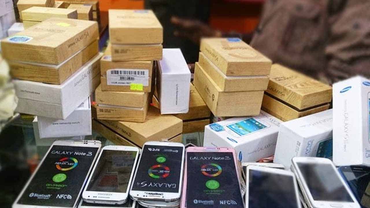 Govt slaps levy upto Rs16,000 on import of cellphone