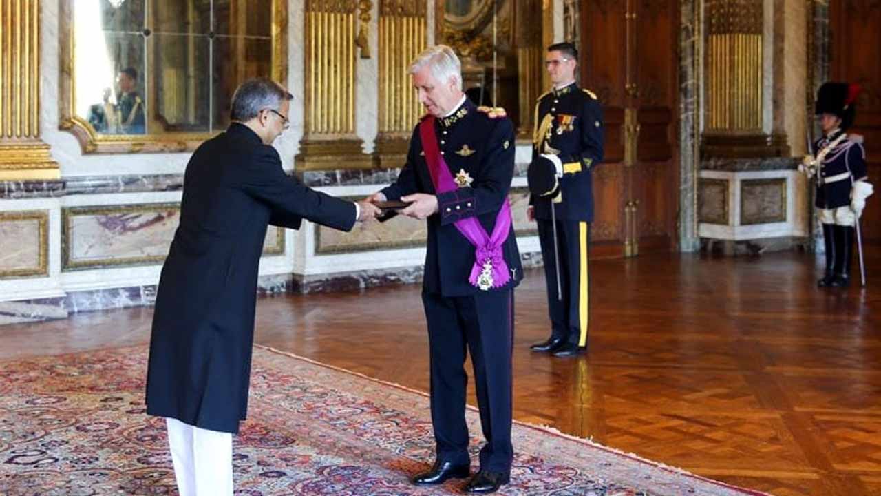 Pak ambassador presents credentials to King of Belgians
