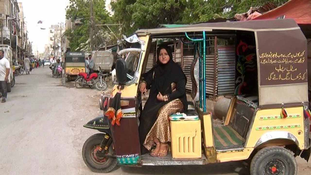 Sindh govt announces free house for Karachi’s rickshaw girl
