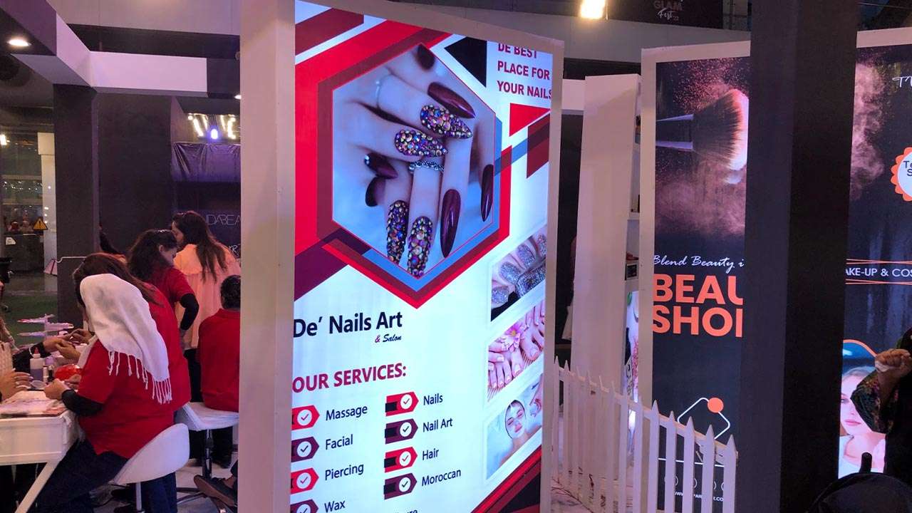De Nails and Art Salon