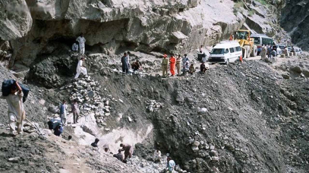 FWO clears road from Skardu to Jaglot