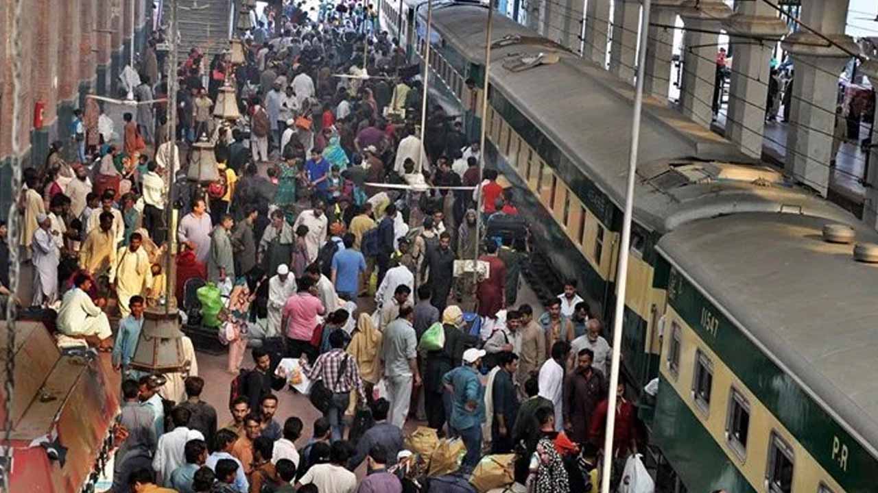 First Eid Special Train Left For Lahore From Karachi