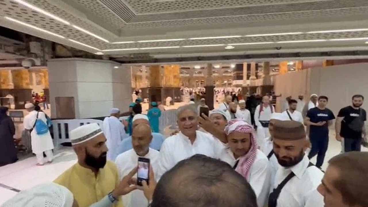 Pakistani pilgrims take selfies with Gen Bajwa during Hajj