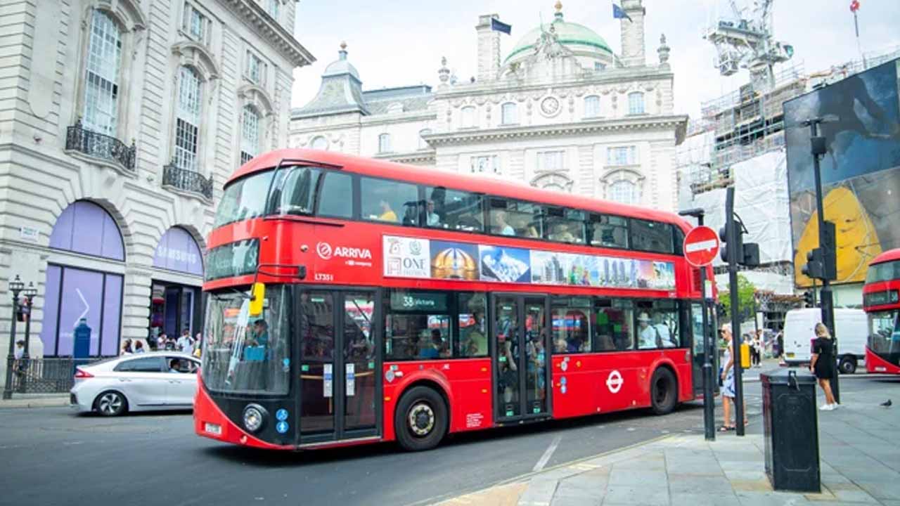 Campaign on 100 London buses celebrates Pakistan’s diamond jubilee