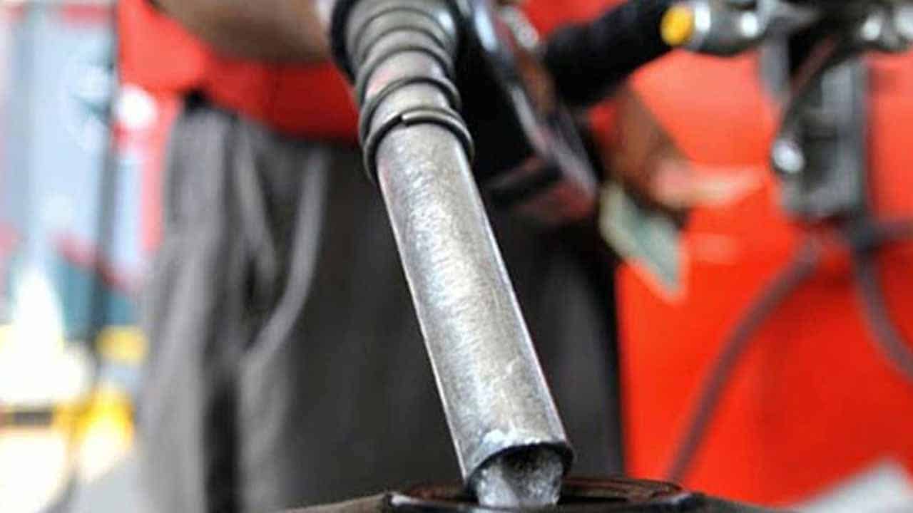 The refineries warn of a looming petrol crisis to hit Pakistan by mid-February
