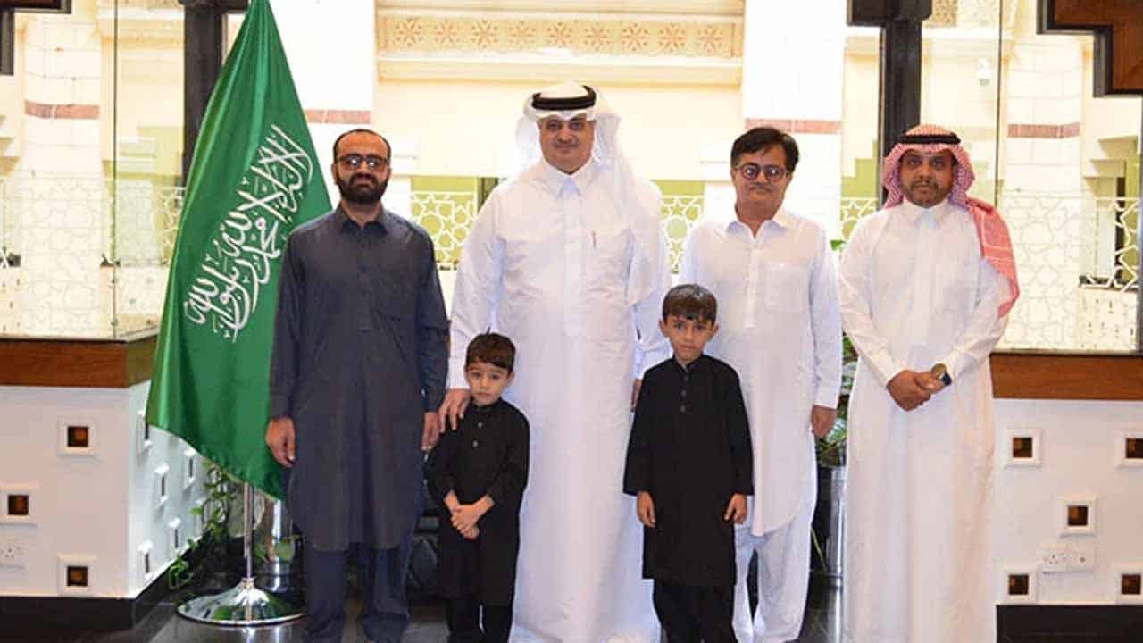 The Saudi ambassador met with the child who gave Umrah money to the flood victims