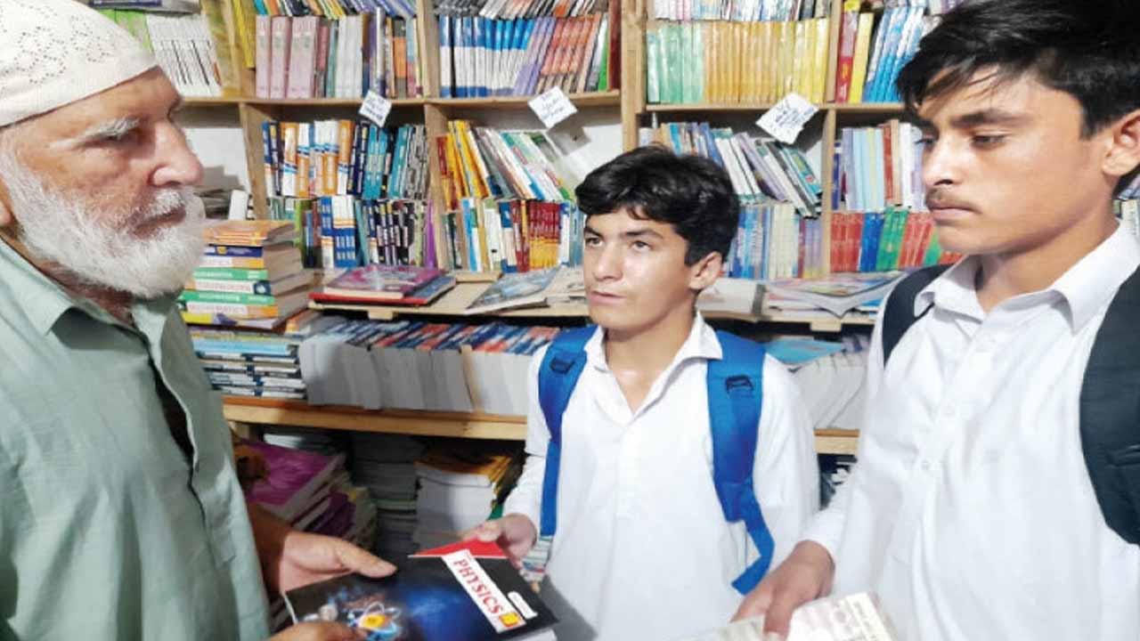 Islamic College's ‘Arzan Chacha’ The Bookseller Who likes to Help Poor Students