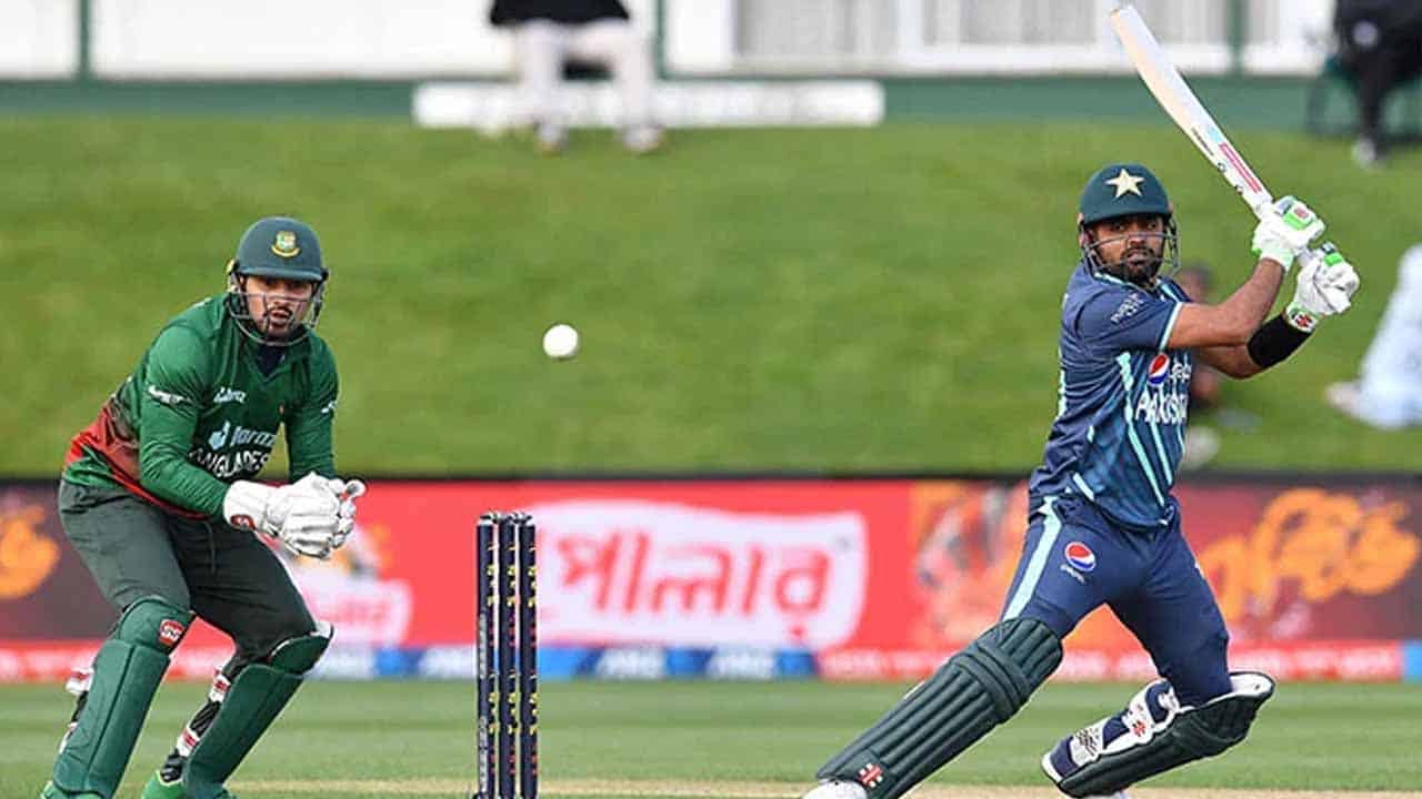 Pakistan beat Bangladesh by 7 wickets in the tri-series at Christchurch