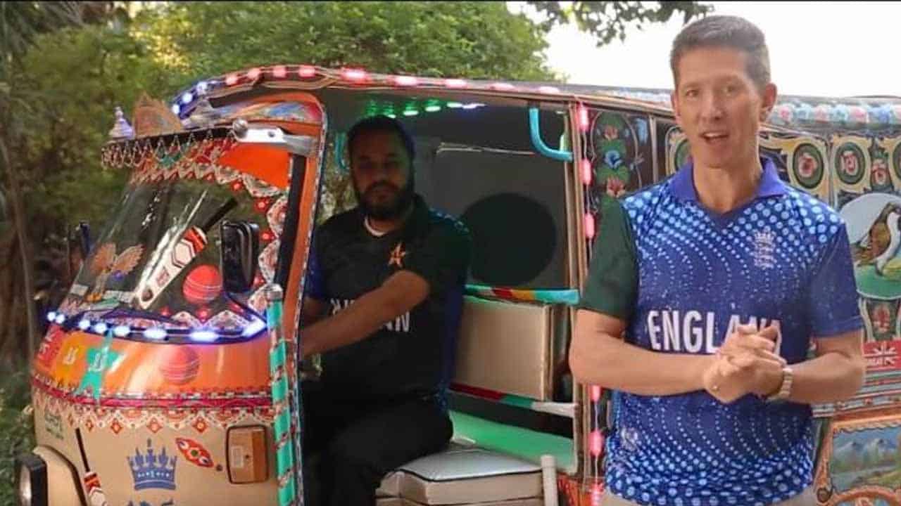 Christian Turner takes a rickshaw to Pindi stadium for PAKvENG Test 